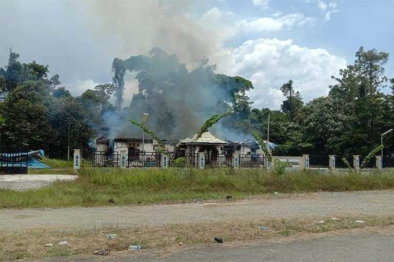 Kantor BKD Kabupaten Mambramo Raya Dibakar