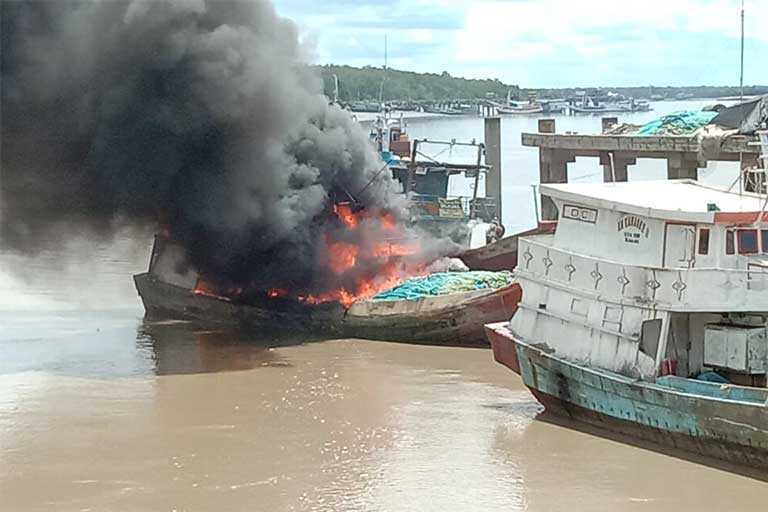 Kapal Terbakar Di Pelabuhan Perikanan merauke