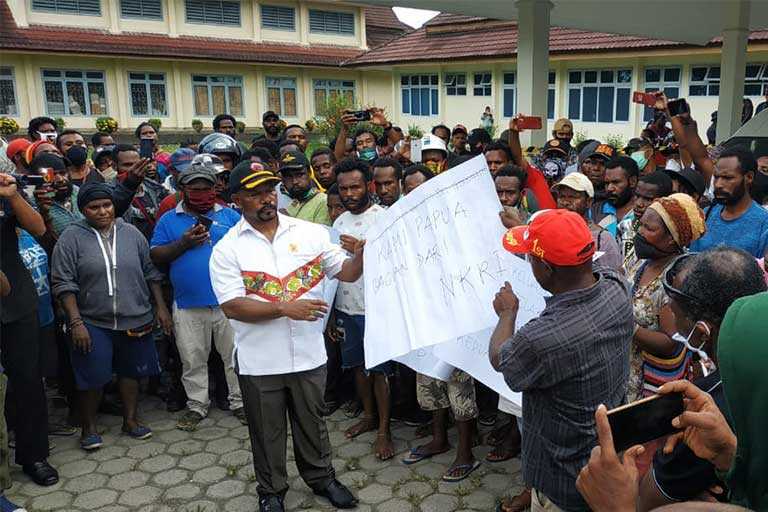 Penembakan 2 warga di Timika