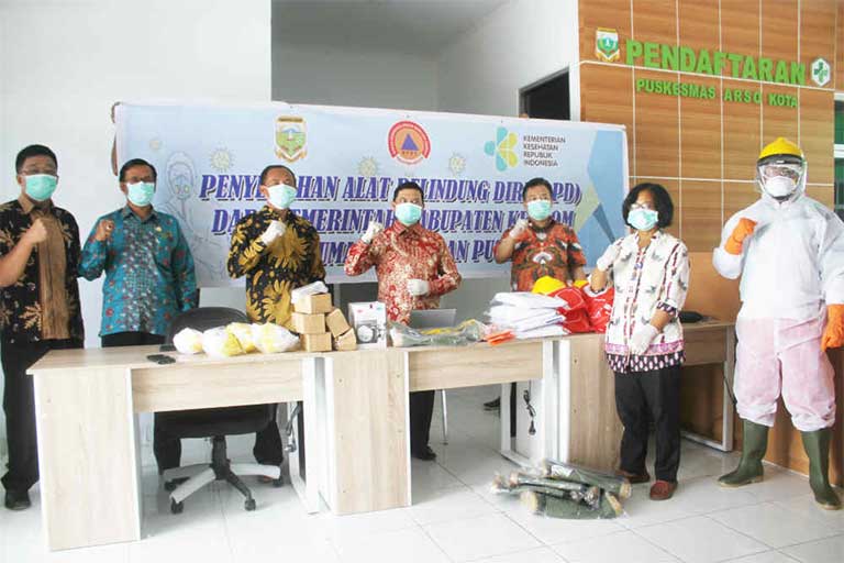 Bupati Keerom Serahkan 1.100 APD