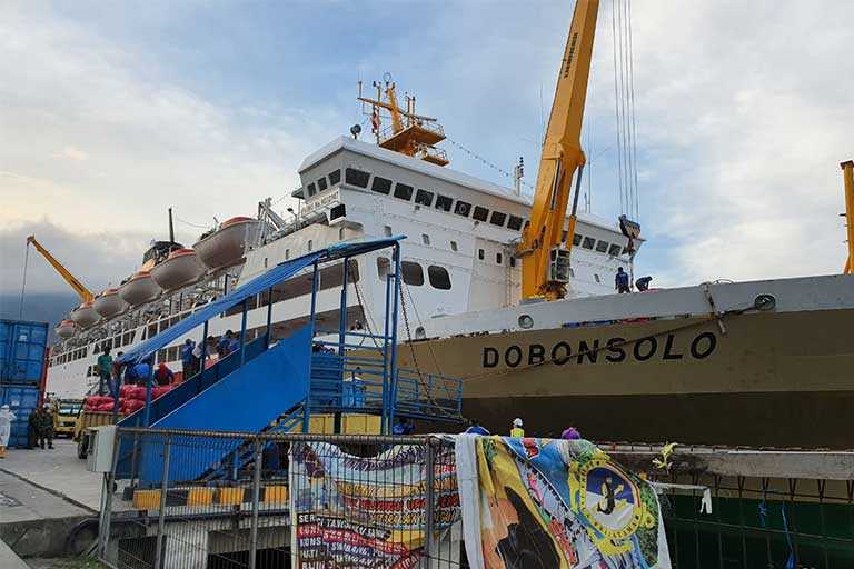 KM Dobonsolo Bawa 30 Kontainer Logistik