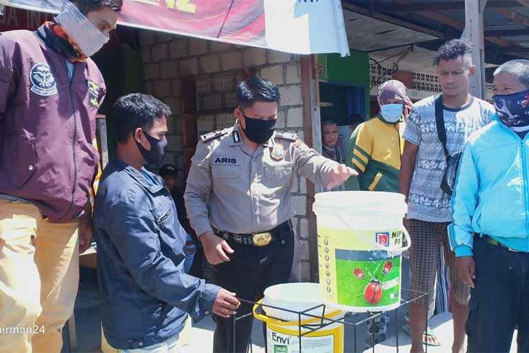 Bripka Aris Berikan Bantuan