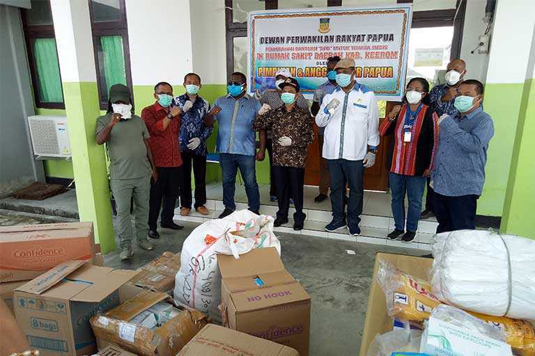 DPR Papua Serahkan Alkes di RSUD Kwaingga