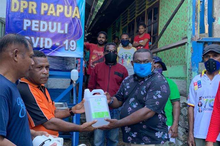 DPR Papua Bagikan Paket Alat Cuci Tangan