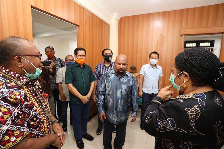 Rabu, Gubernur Kembali ke Papua | Pasific Pos.com
