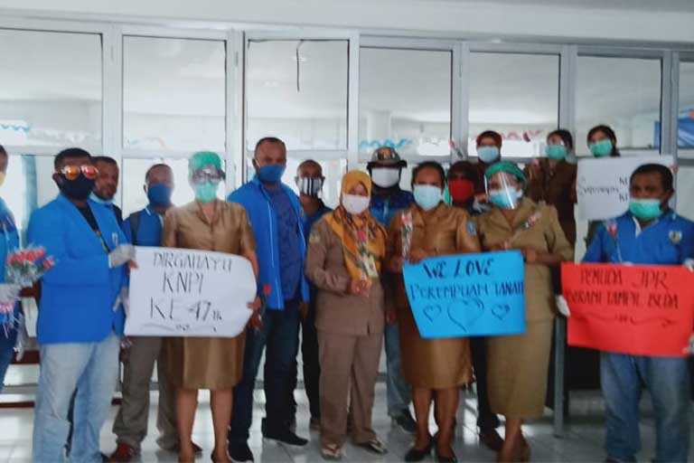 KNPI Kabupaten Jayapura Bagikan Bunga