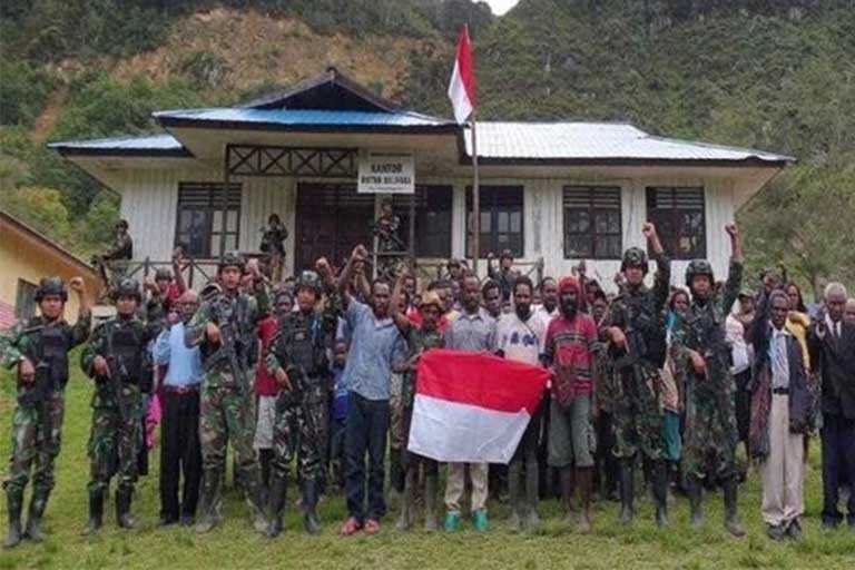 5 Anggota KKSB Kibarkan Bendera Merah Putih