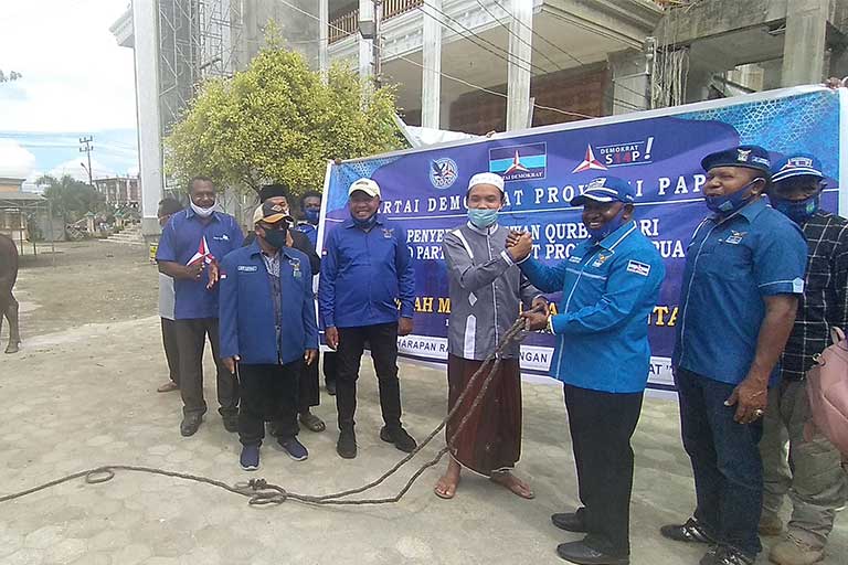 Demokrat Papua berbagi dengan umat Islam