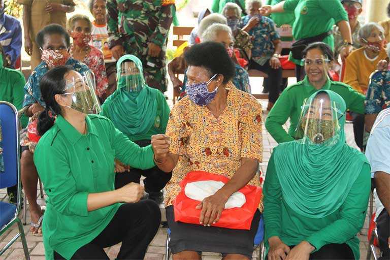 Persit Salurkan Bantuan Masker