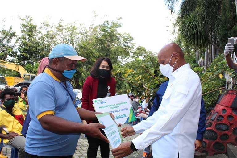 Pemkot Jayapura Serahkan Bantuan