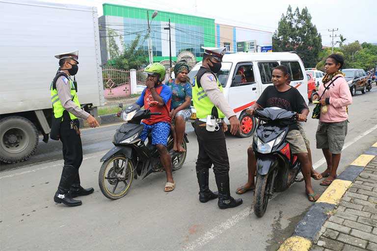 Aparat Gabungan Razia Penggunaan Masker