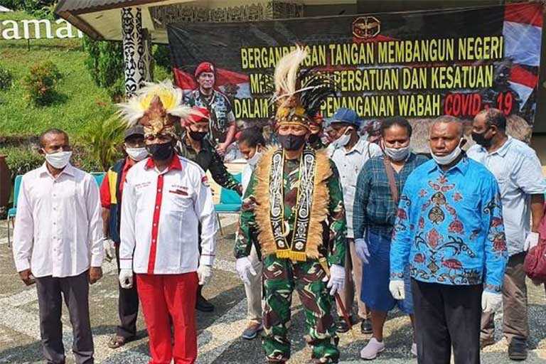 Danjen Kopasus Berikan Bantuan