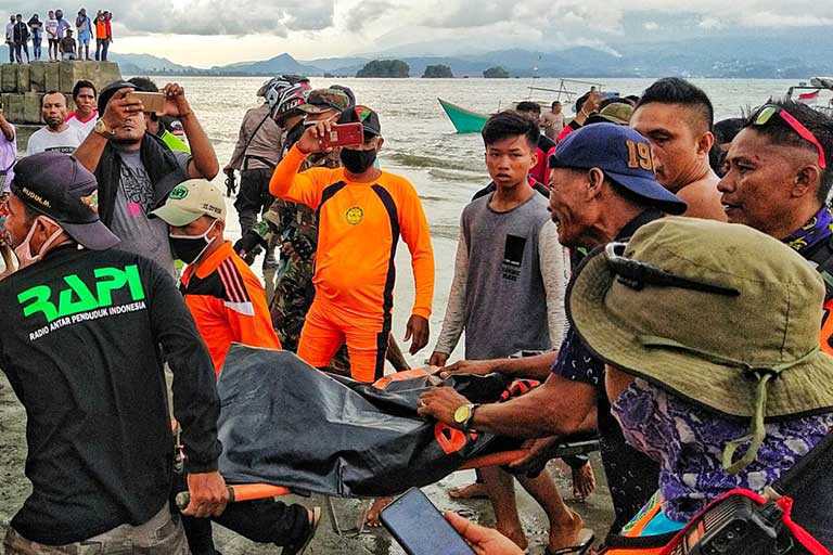 Terseret Arus Pantai  Holtekam Seorang Anak  Meninggal 