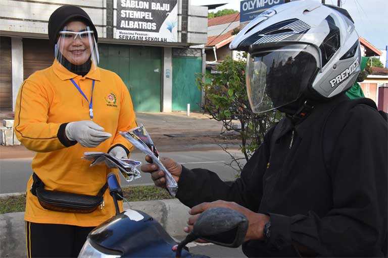 Istri Jenderal Bagikan Masker