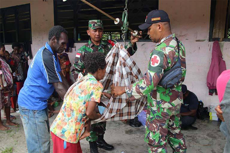 Satgas TMMD Bersama Puskesmas Senggo Layani Warga Epem