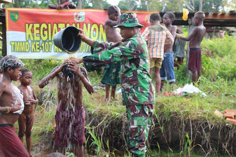 TMMD Ke-107 Ajari Anak-Anak Mandi Bersih