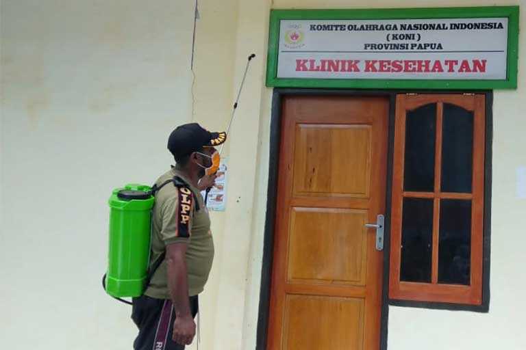 KONI Papua Bagi-Bagi Hand Sanitizer