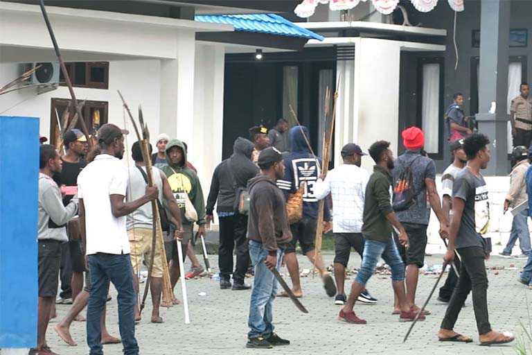 Kantor Bupati dan OPD di Waropen Dirusak Massa