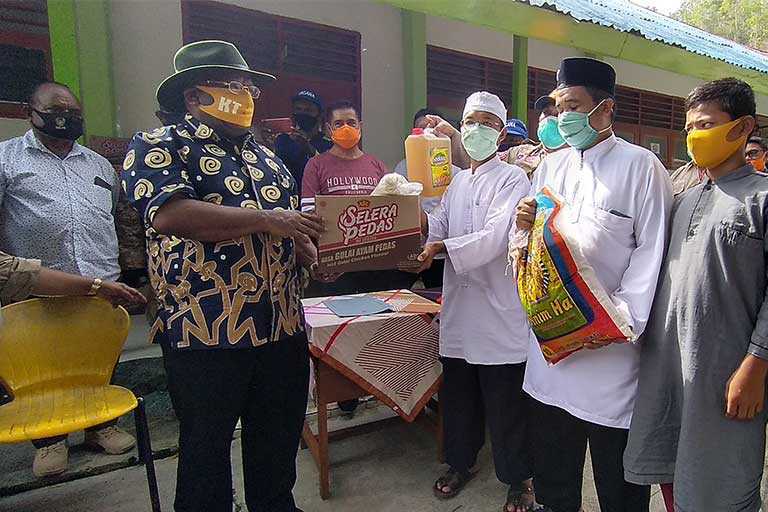 Wagub Papua Berikan Bantuan ke Pantai Asuhan