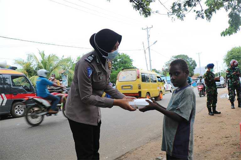 Polisi Dan TNI Bagi-Bagi Makanan