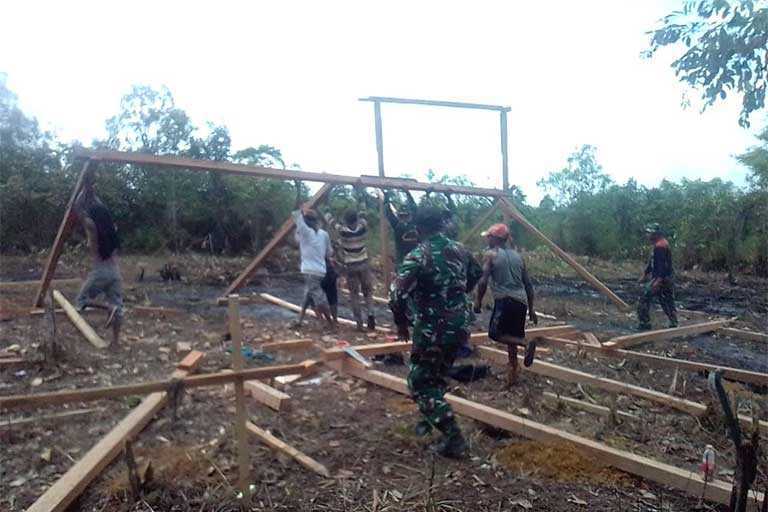 Wadanramil 1711-03/TMR Lettu Inf Zabir dan Bintara pembina Desa (Babinsa) Ramil 03 membantu pembangunan rumah layak huni milik salah