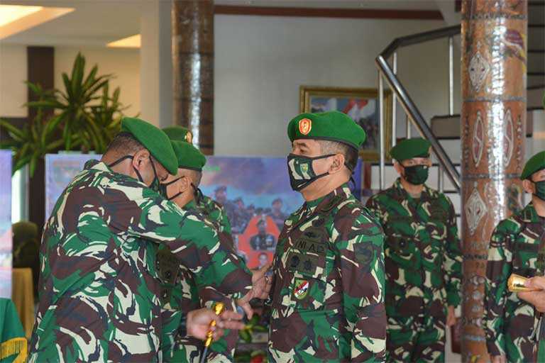 Kol. Inf Bangun Nawako resmi menjabat Komandan Korem (Danrem) 174/ATW. Serah terima ini berlangsung di Makodam XVII/Cenderawasih