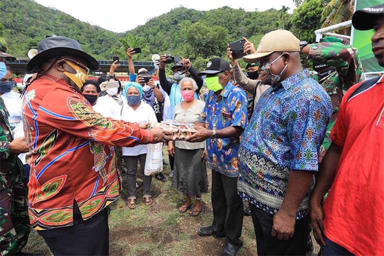 Wagub Papua Salurkan Bantuan