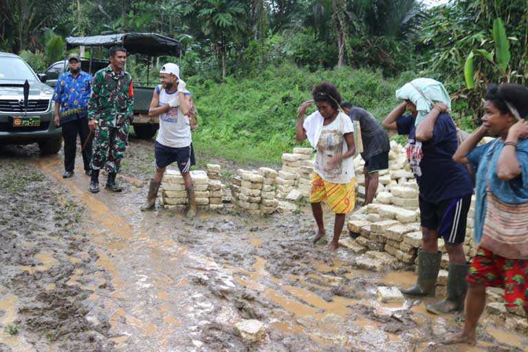 Warga Sebut, Hadirnya TMMD Sebagai Dewa Penolong di Kampung Natabui