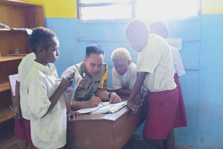 Polisi Pi Ajar di Sekolah