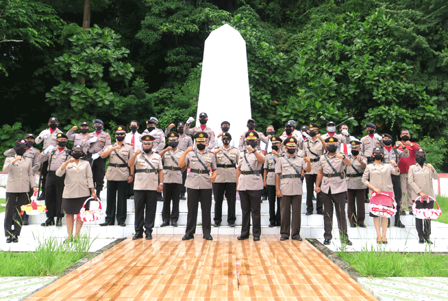 HUT Bhayangkara Ke 74, Polres Kepulauan Yapen Sembangi TMP Newi